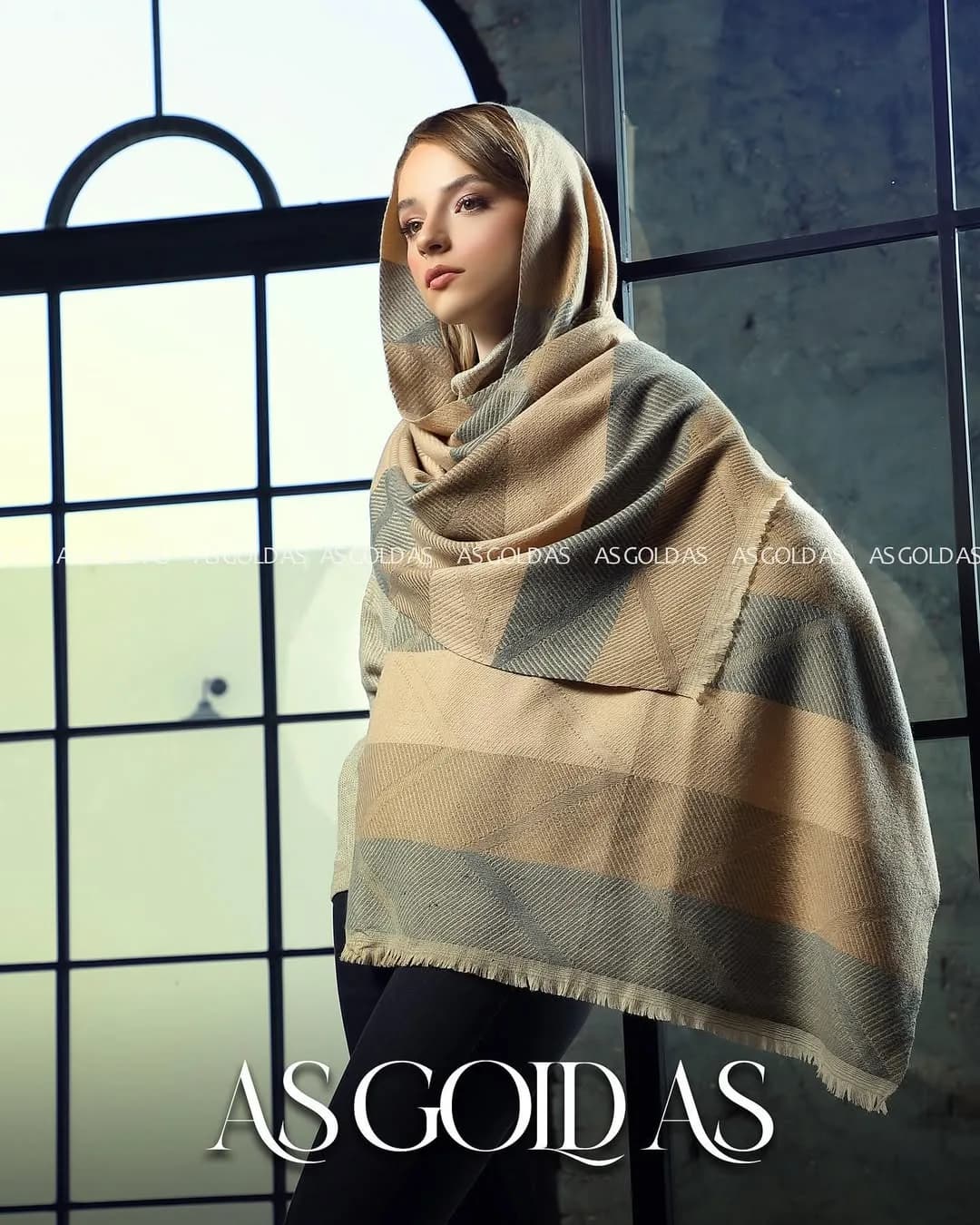 شال، رنگ کرم و خاکستری، طرح چهارخانه، مستطیلی، بلند