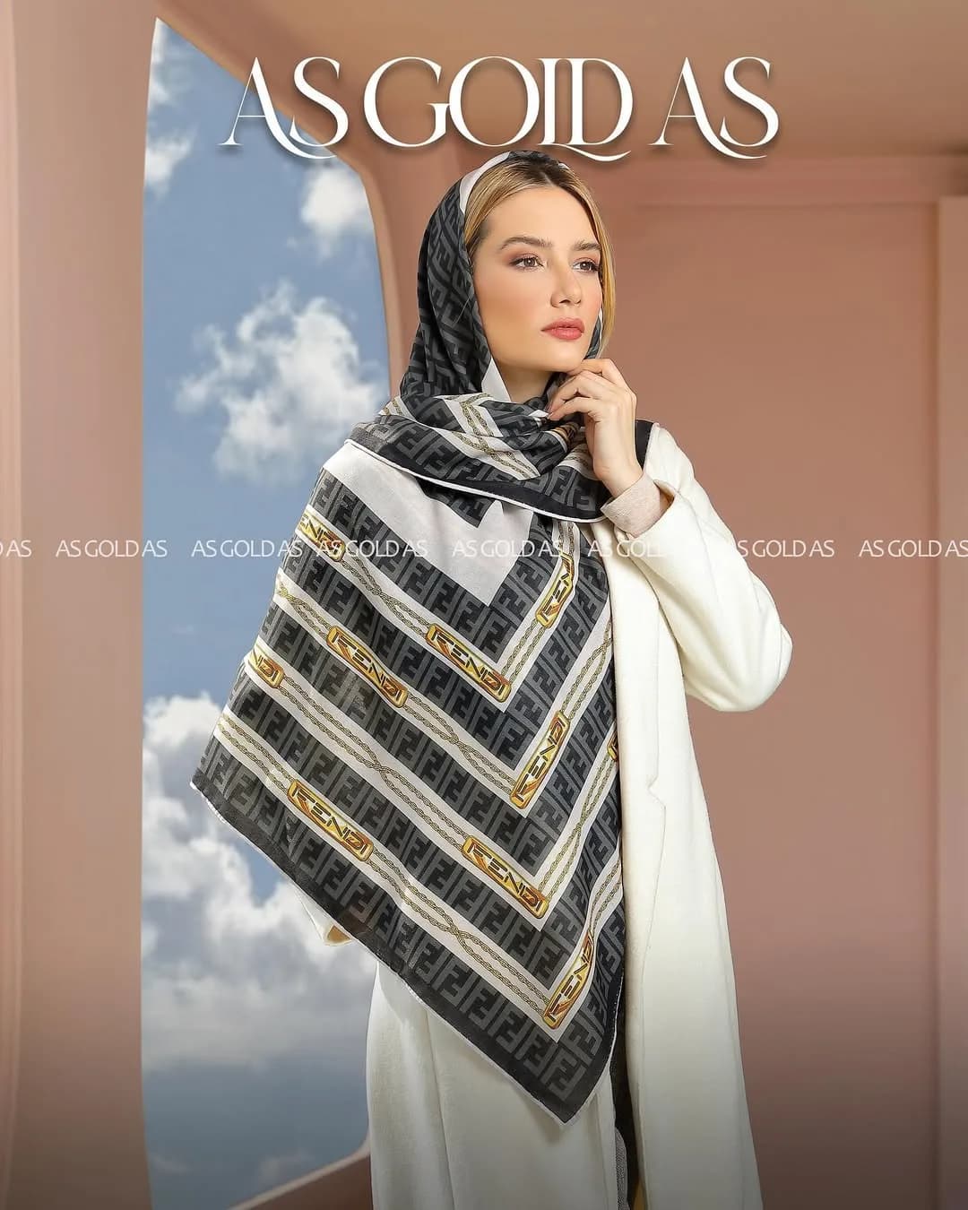 روسری سایز ۱۲۰ کد ۳۰۰۲، رنگ خاکستری، سفید و طلایی، مربع
