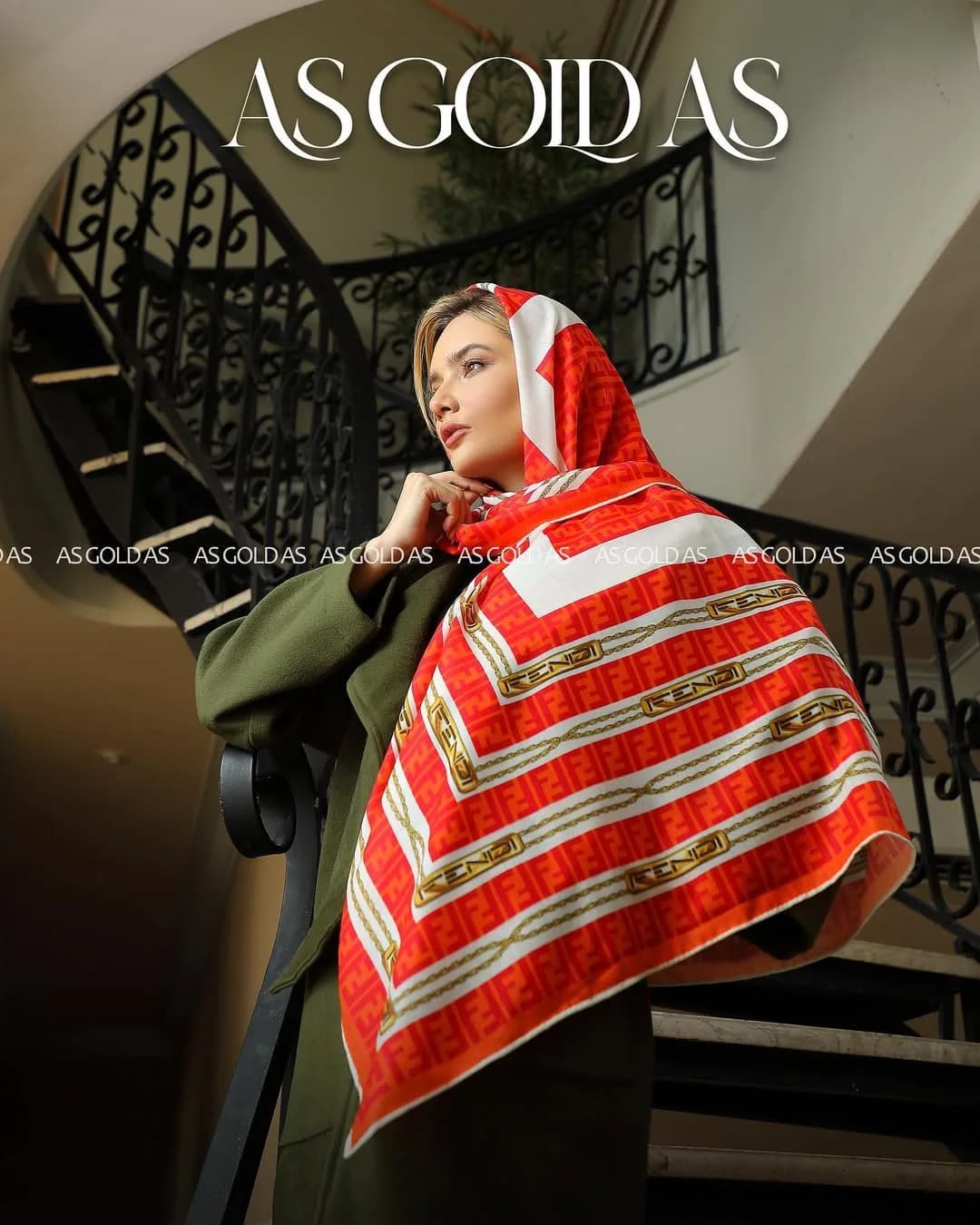 روسری سایز ۱۲۰ کد ۳۰۰۲، رنگ قرمز، سفید و طلایی، مربع