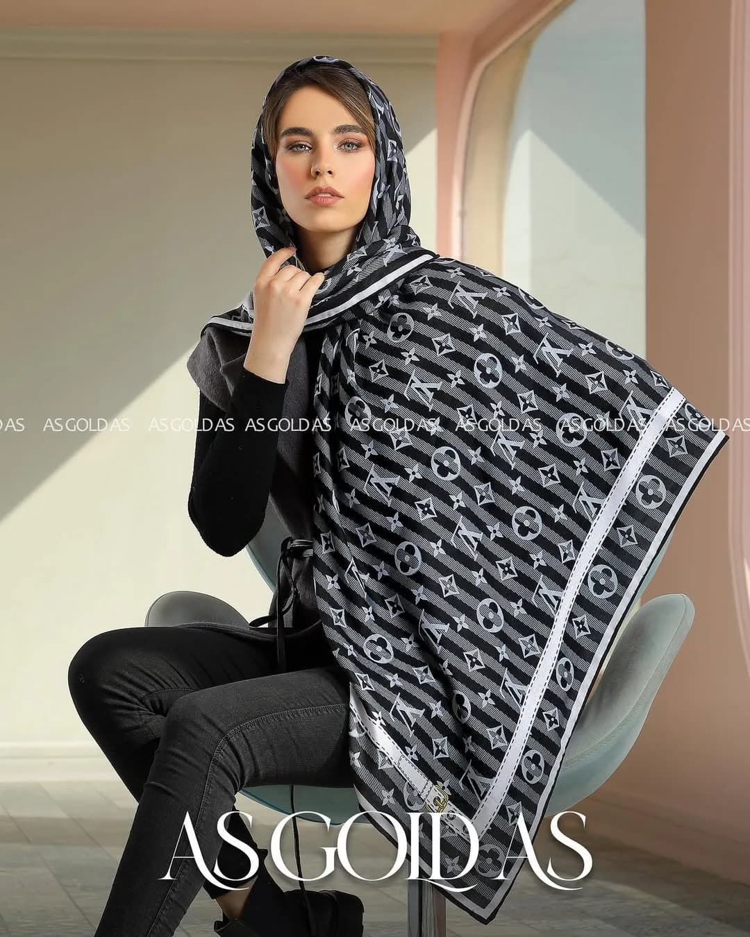 روسری سایز ۱۴۰ کد ۳۰۱۱، رنگ خاکستری و مشکی، مربع