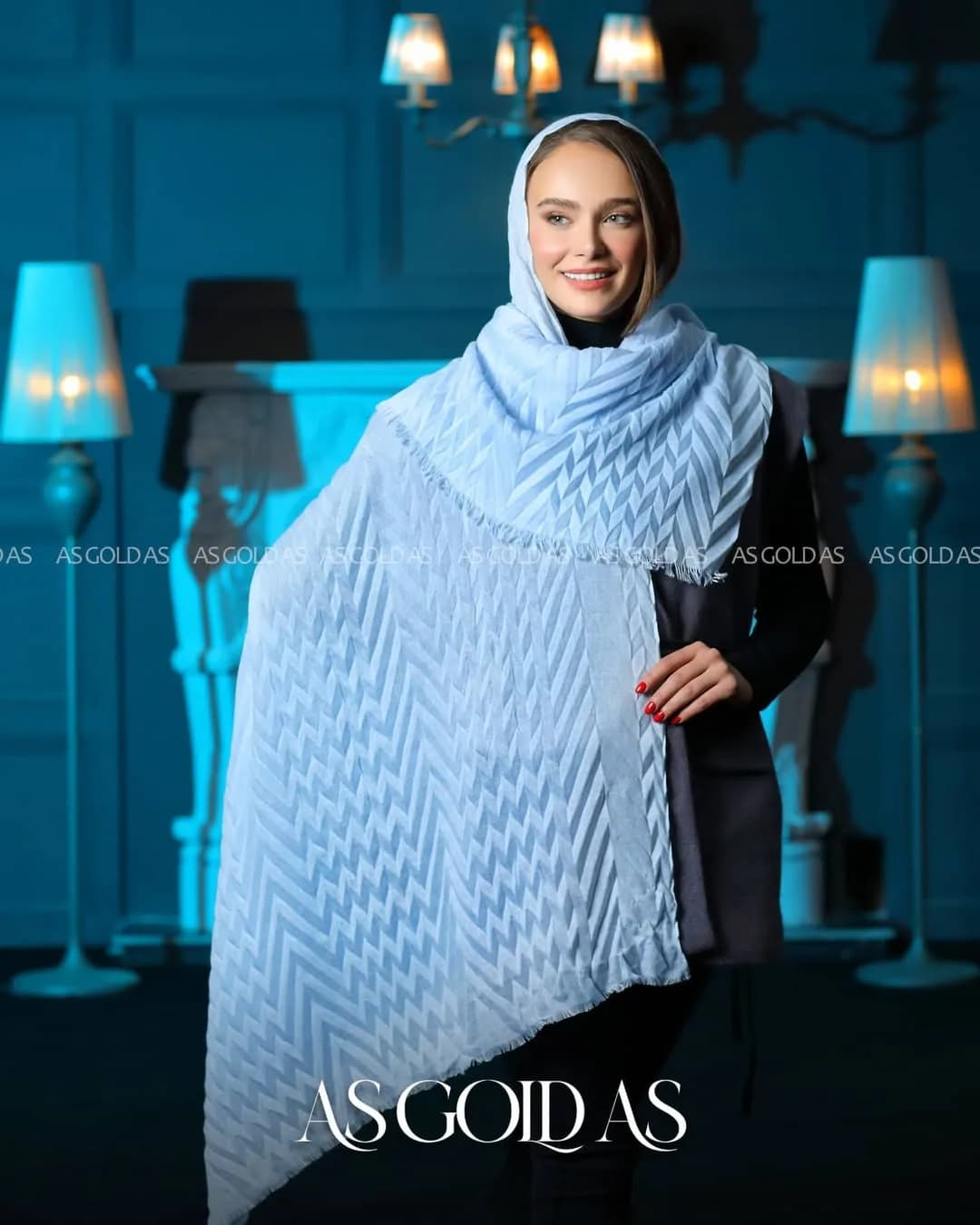 شال کد ۱۰۰۳۶، رنگ آبی روشن و سفید، طرح هندسی، مستطیلی