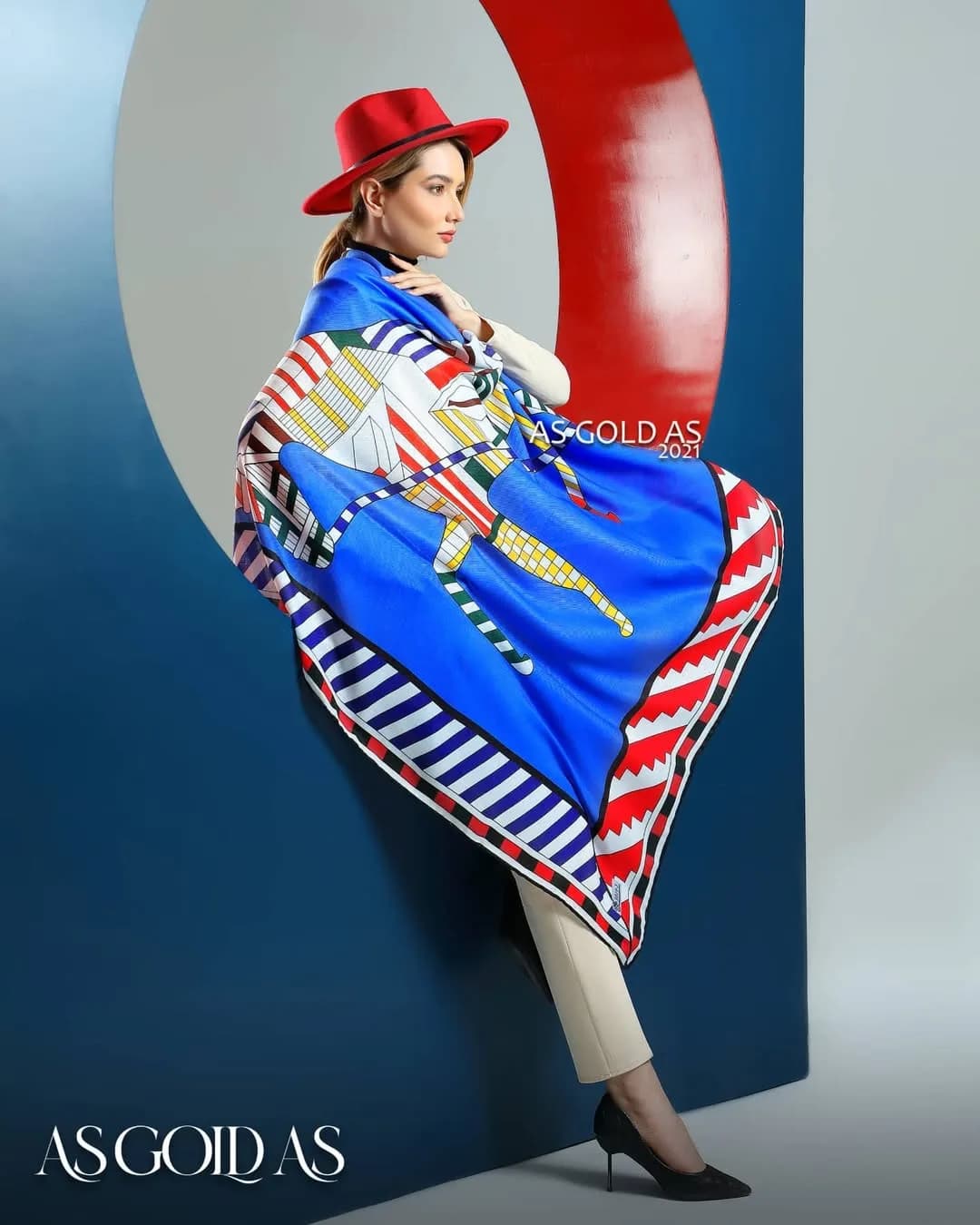 شال سایز ۱۴۰ کد ۳۰۱۹، رنگ آبی، قرمز و زرد، طرح هندسی، بزرگ، مستطیلی
