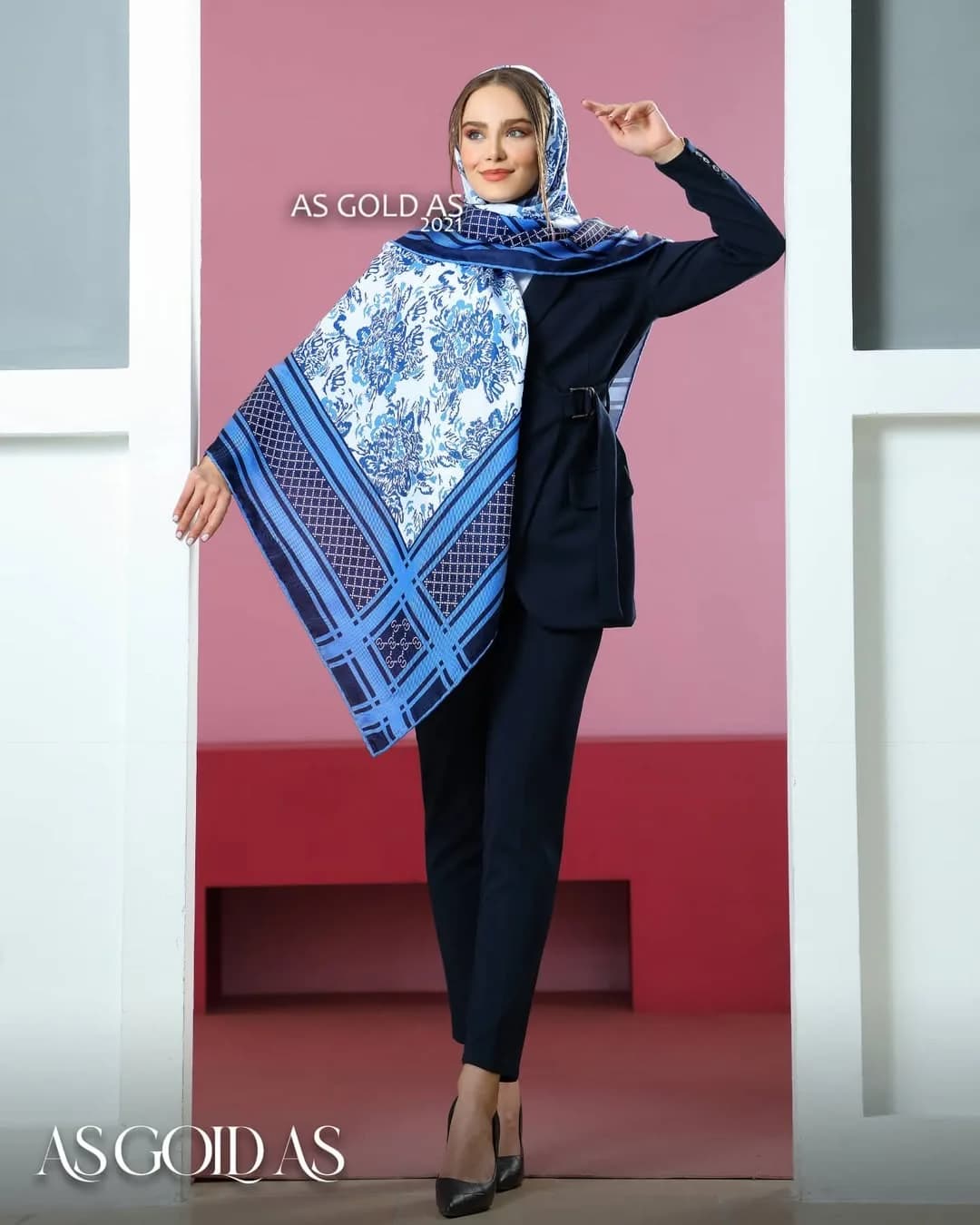 روسری سایز ۱۴۰ کد ۳۰۱۸، رنگ آبی و سفید، طرح گلدار و هندسی، مربعی