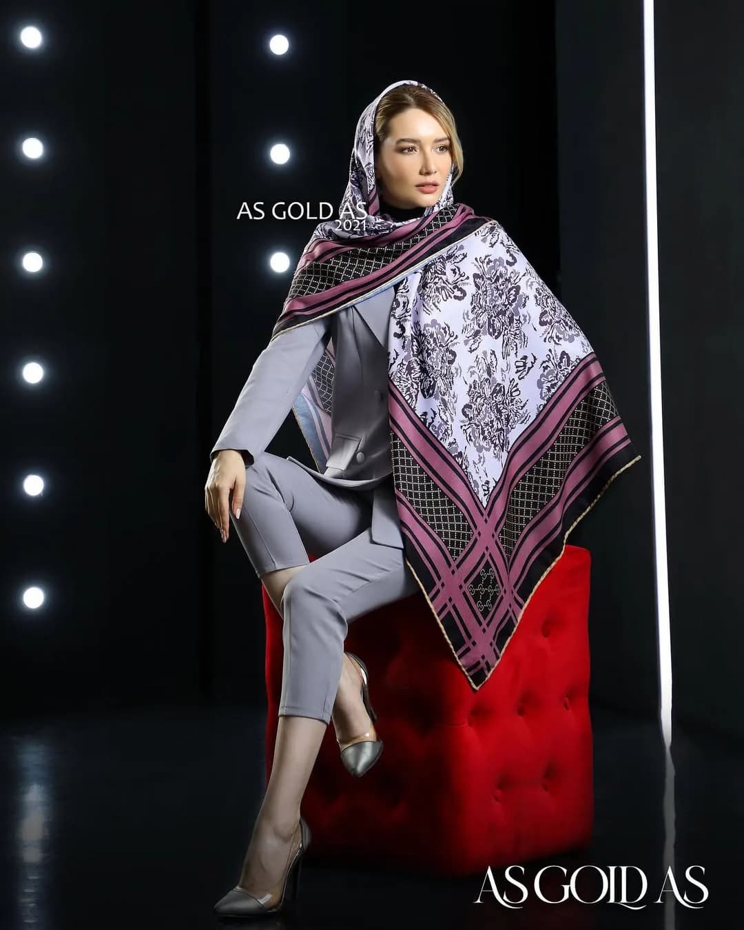 روسری سایز ۱۴۰ کد ۳۰۱۸، رنگ سفید، ارغوانی و مشکی، طرح گلدار و هندسی، مربعی