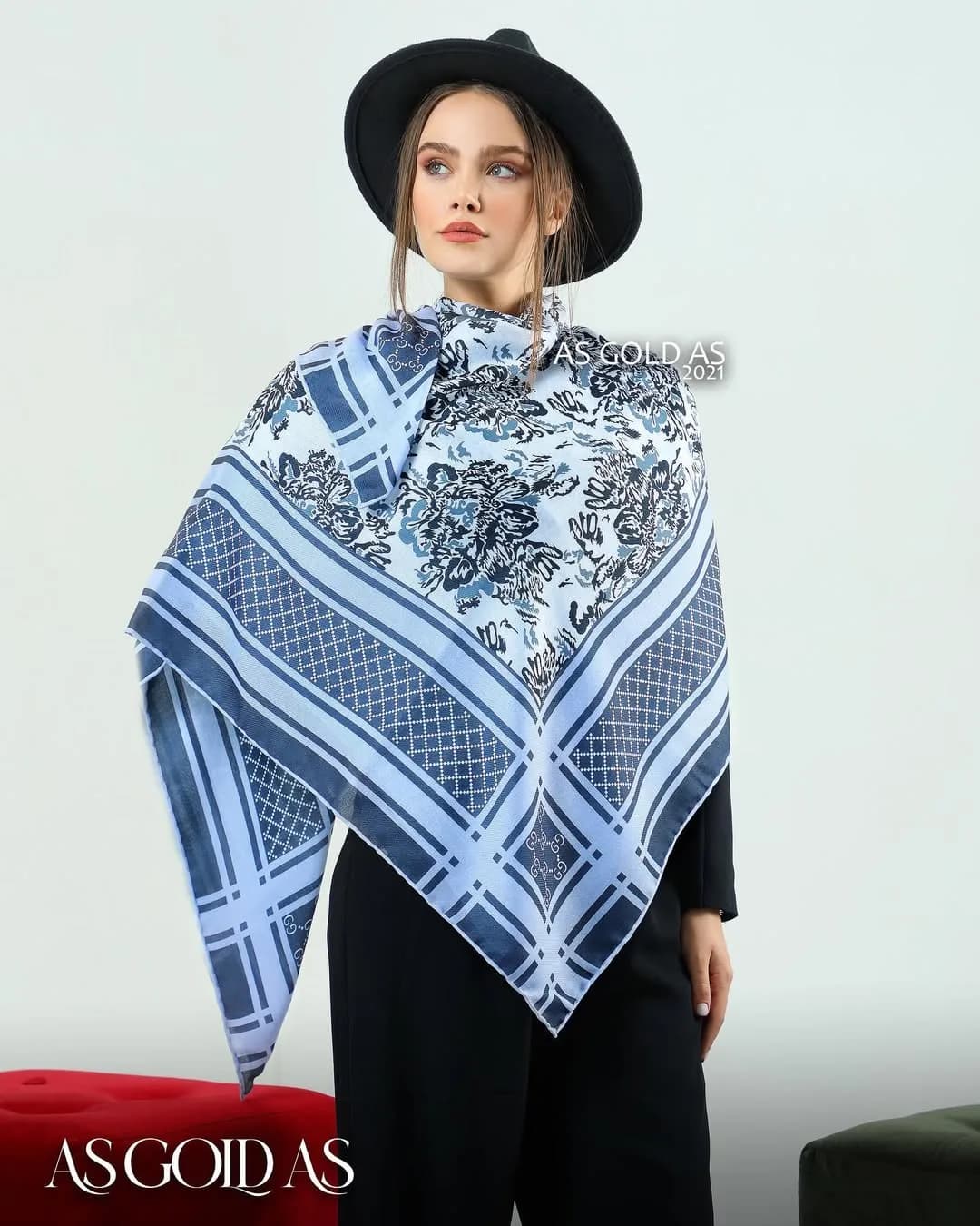روسری سایز ۱۴۰ کد ۳۰۱۸، رنگ آبی و سفید، طرح گلدار و هندسی، مربعی