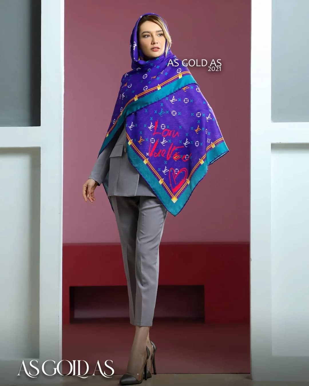 روسری سایز ۱۴۰ کد ۳۰۱۴، رنگ بنفش، آبی و قرمز، مربعی