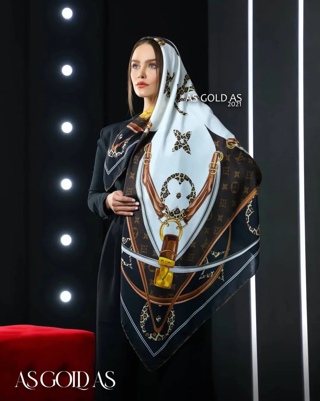 روسری نخی سایز ۱۴۰ کد ۳۰۱۳ آسگلداس، رنگ سفید، مشکی و قهوه‌ای، مربع، بزرگ