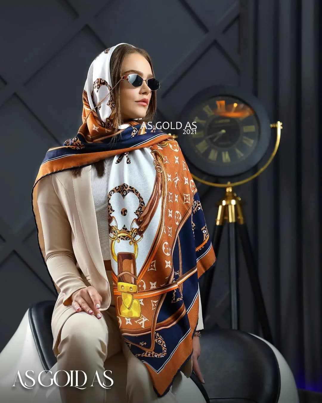 روسری نخی سایز ۱۴۰ کد ۳۰۱۳ آسگلداس، رنگ قهوهای، سفید و سرمهای، مربع، بزرگ