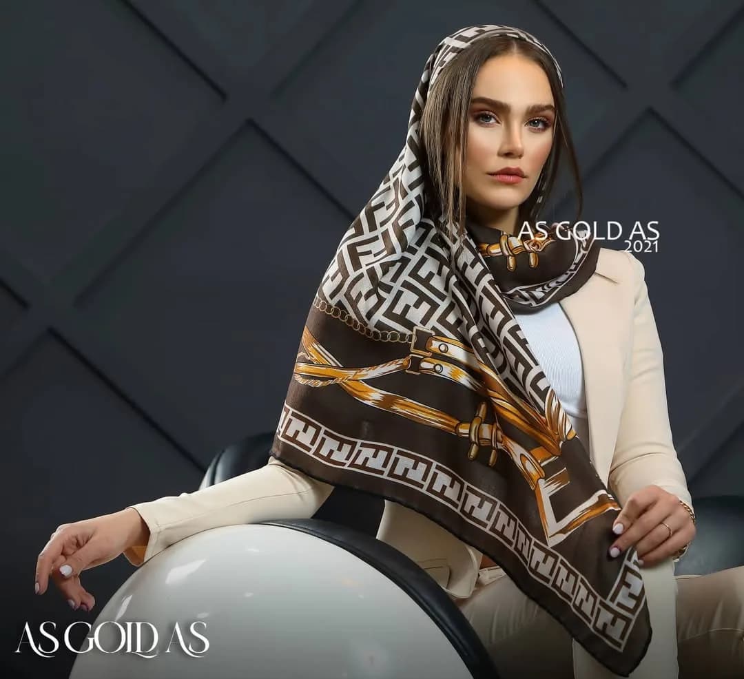 روسری سایز ۱۴۰ کد ۳۰۱۷، رنگ قهوه‌ای، کرم و طلایی، مربعی