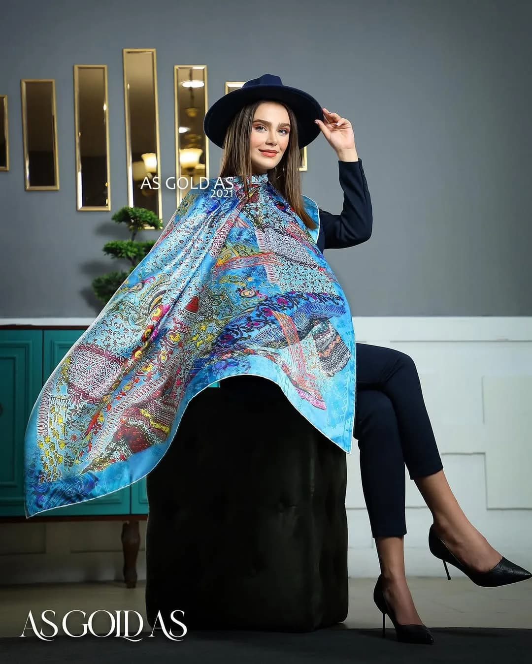 روسری ابریشم دیجیتال دستدوز سایز ۱۱۰ آسگلداس، رنگ آبی و چندرنگ، جنس ساتن، مربع، بزرگ
