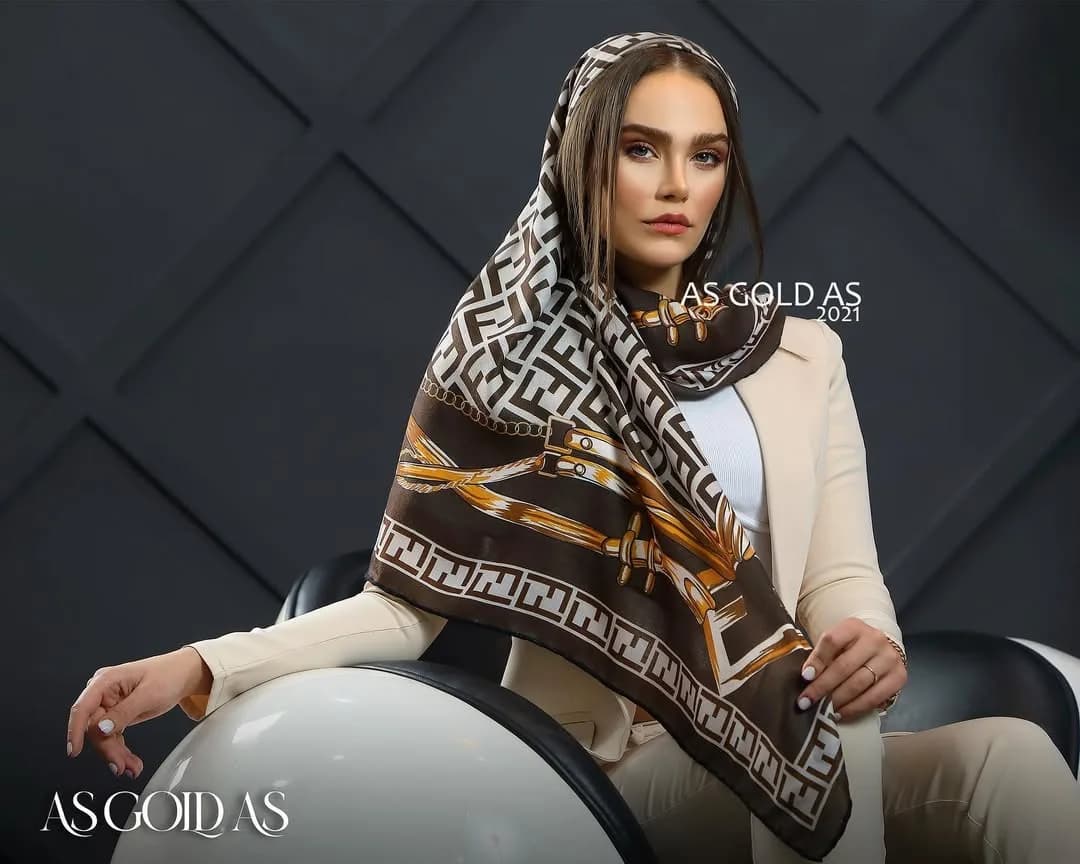 روسری سایز ۱۴۰ کد ۳۰۱۷ آسگلداس، رنگ قهوه‌ای، سفید و طلایی، جنس ساتن، مربع، بزرگ