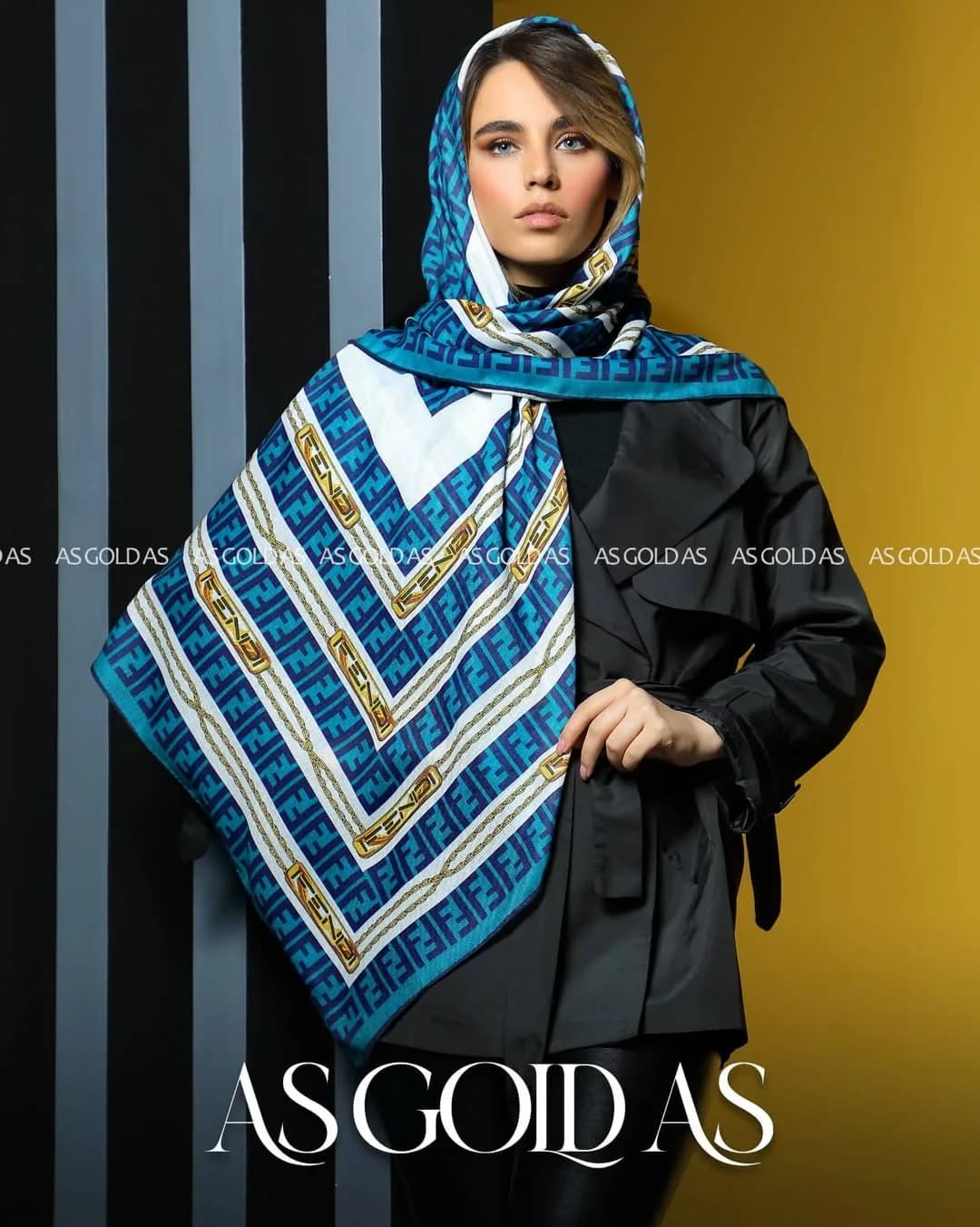 روسری سایز ۱۲۰ کد ۳۰۰۲ — رنگ آبی — نمای رویتن — طرح زنجیر