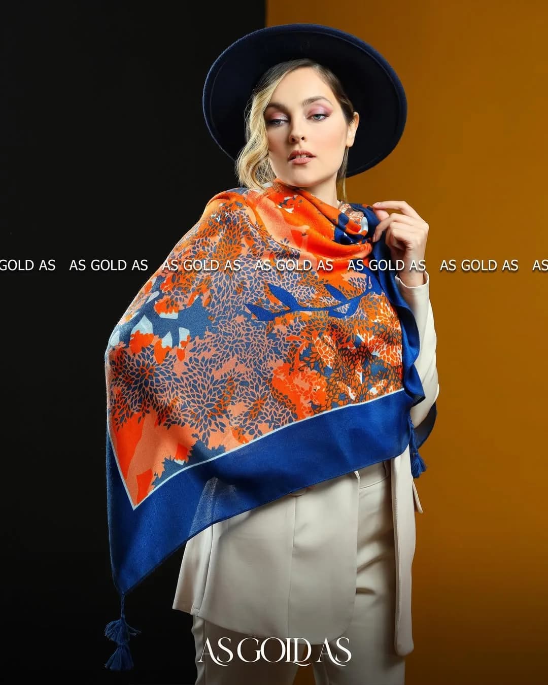 روسری سایز ۱۴۰، رنگ نارنجی، آبی و کرم، طرح هندسی، بزرگ قواره منگوله‌دار