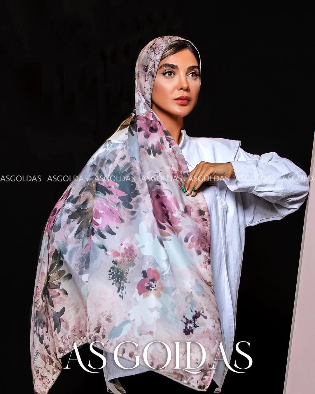 روسری سایز ۱۱۰ کد ۱۰۷۰ آسگلداس، رنگ سفید، صورتی و بنفش، طرح گلدار، مربع