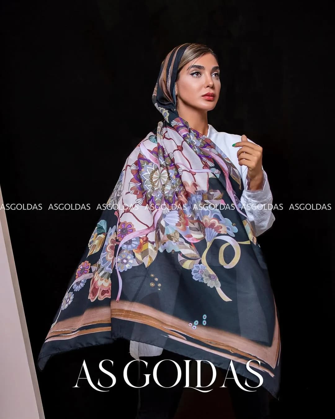 شال روسری سایز ۱۲۰ آسگلداس، رنگ مشکی، سفید و بنفش، طرح گلدار و هندسی، قواره بزرگ، مربعی