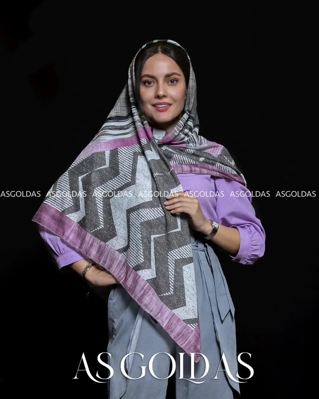 روسری سایز ۱۴۰ کد ۱۰۵۷ آسگلداس، رنگ خاکستری، بنفش و سفید، طرح هندسی، مربع، بزرگ