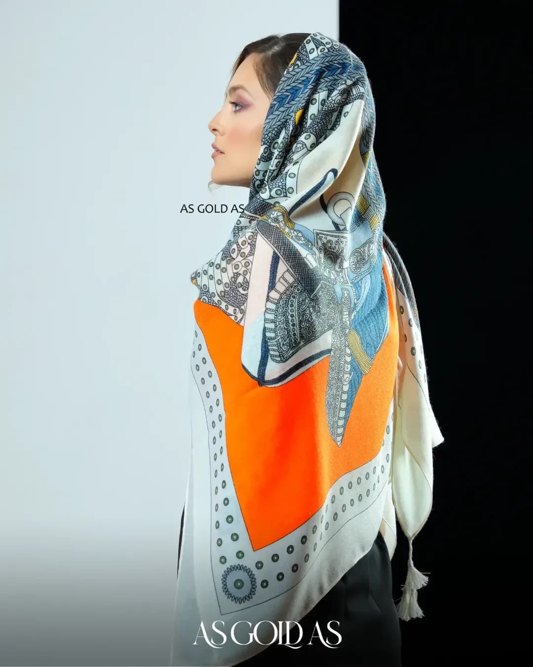 روسری سایز ۱۴۰ آسگلداس، رنگ نارنجی، سرمهای و سفید، مربع، بزرگ