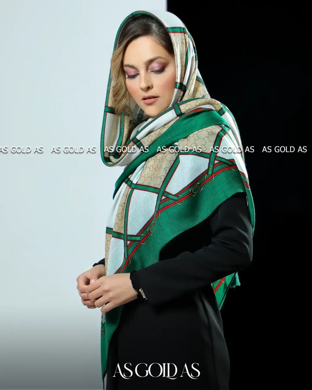 روسری سایز ۱۴۰ آسگلداس، رنگ سبز، سفید و قرمز، طرح هندسی، مربع