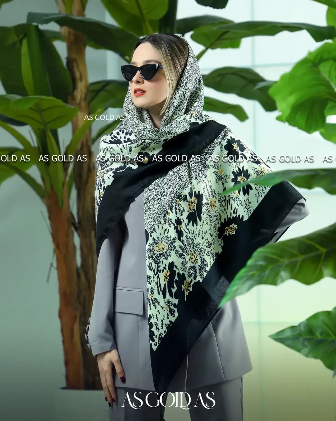 روسری سایز ۱۴۰ آسگلداس، رنگ سفید و مشکی، طرح گلدار، مربع