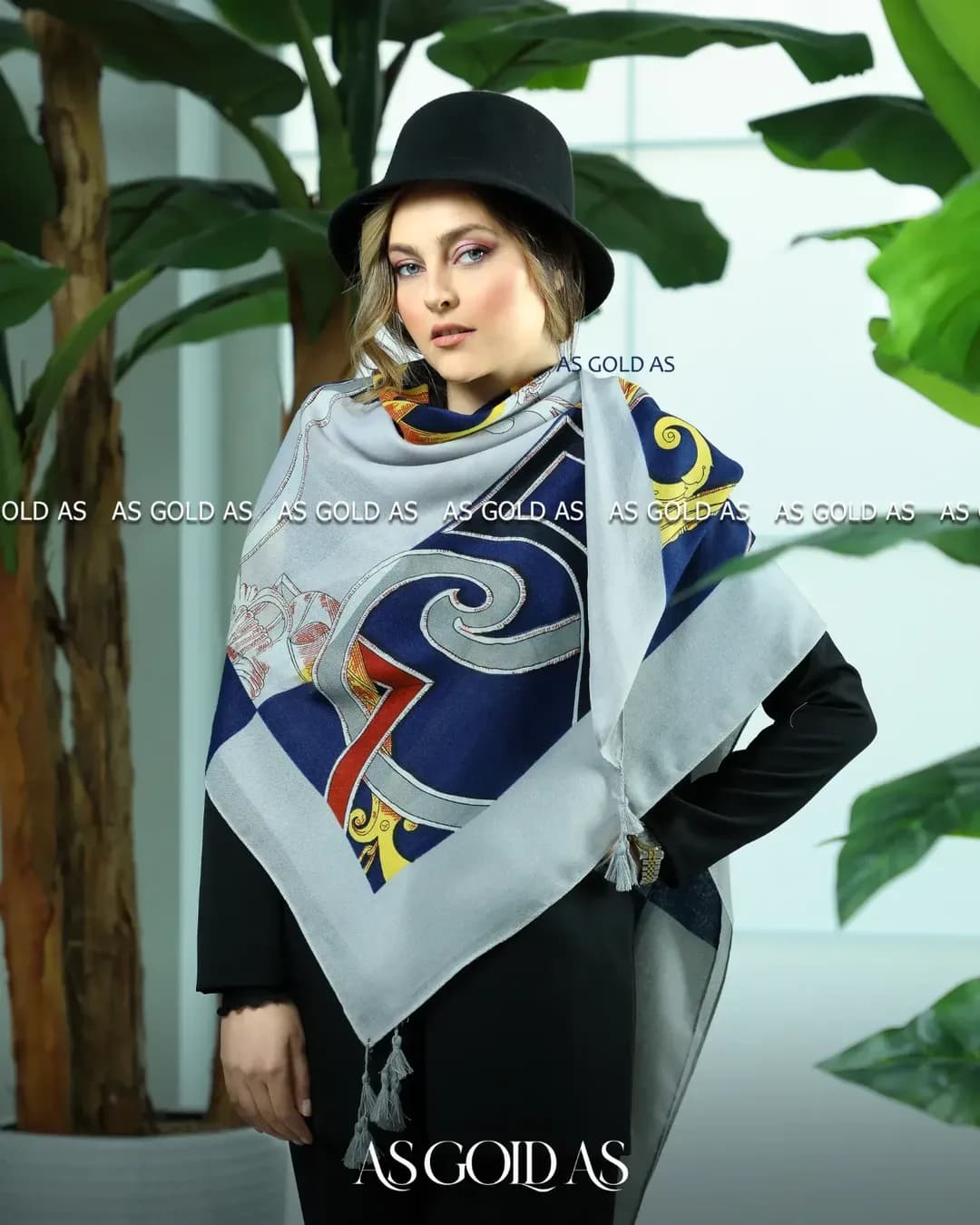روسری سایز ۱۴۰ آسگلداس، رنگ سرمهای، خاکستری و زرد، طرح هندسی، مربع، با منگوله