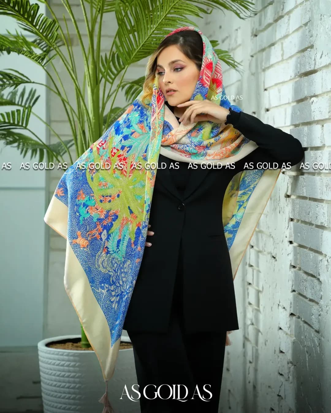 روسری سایز ۱۴۰ آسگلداس، رنگ آبی، زرد و کرم، طرح گلدار، مربع، با منگوله