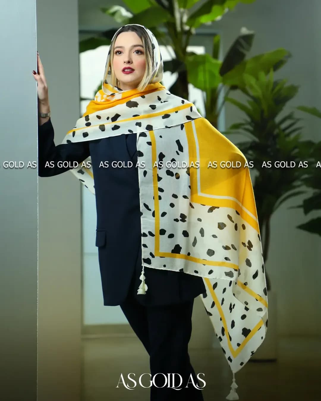 شال نخی آسگلداس، رنگ سفید، زرد و مشکی، طرح پلنگی، مستطیلی با منگوله