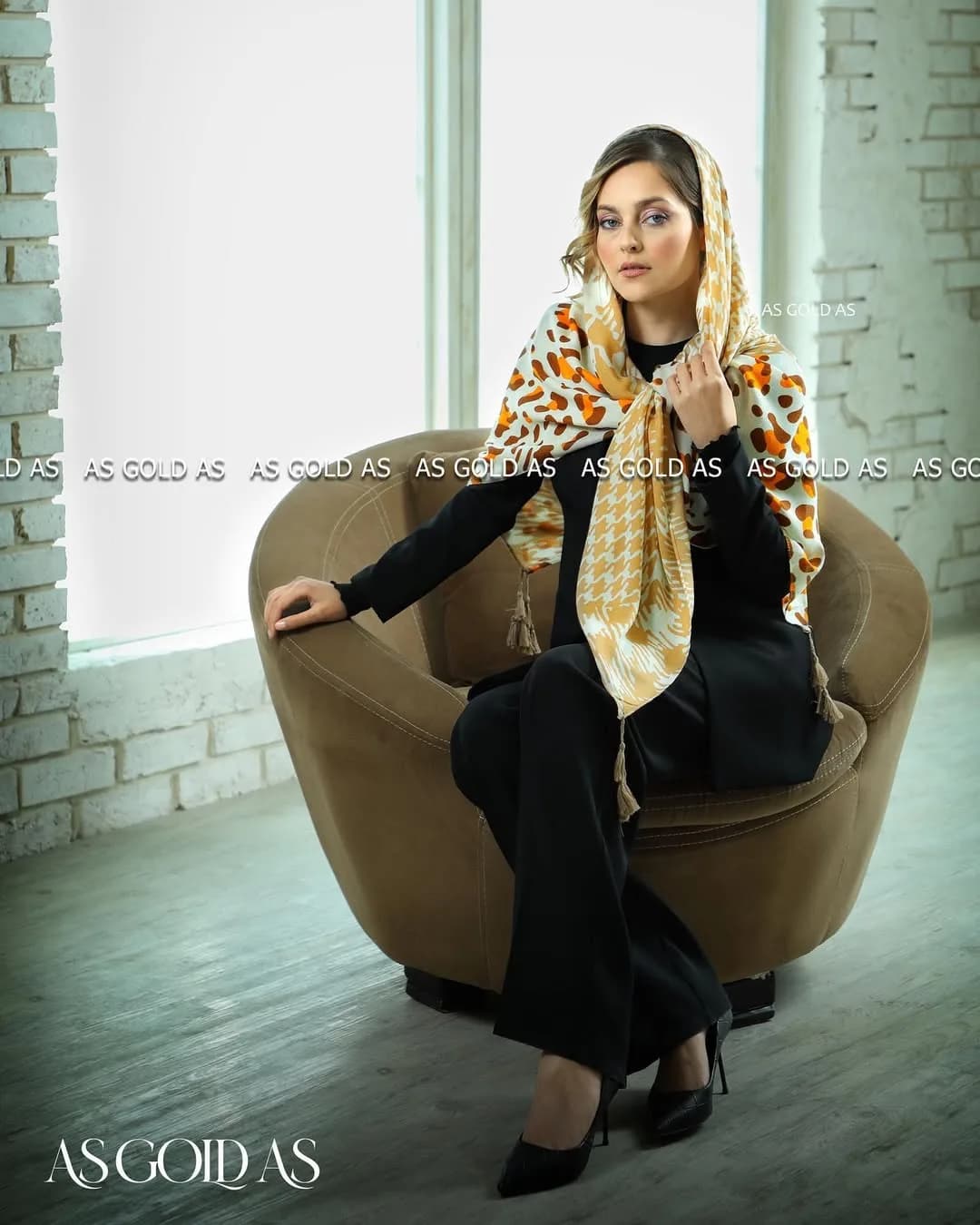 شال روسری سایز ۱۴۰ آسگلداس، رنگ سفید، کرم و قهوهای، طرح هندسی و پلنگی، قواره بزرگ، مربعی