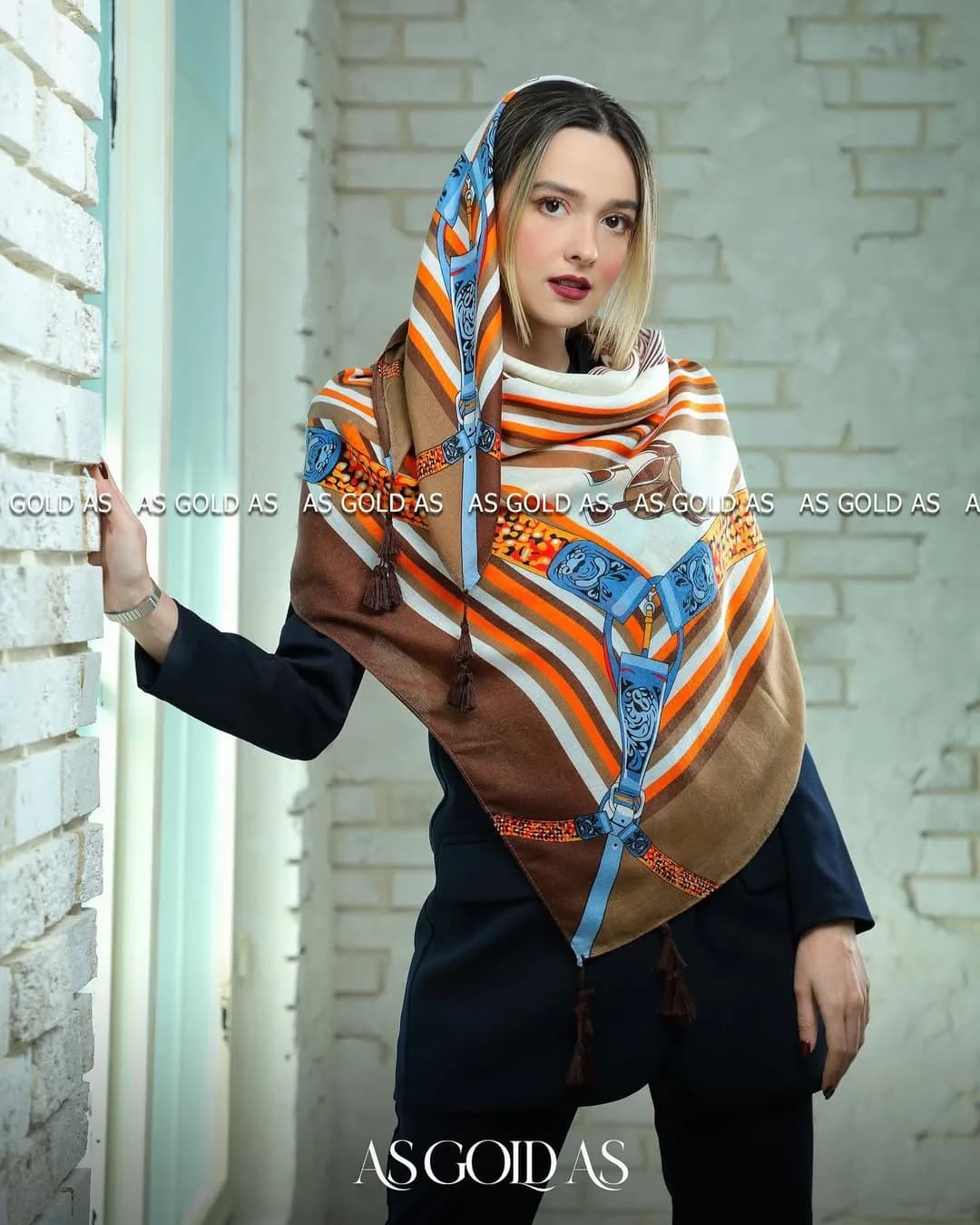 شال ترک سایز ۱۴۰ آسگلداس، رنگ قهوه‌ای، نارنجی و آبی، مستطیلی، با ریشه
