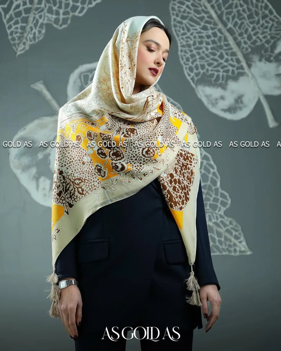 شال روسری سایز ۱۴۰ آسگلداس، رنگ کرم، زرد و قهوهای، طرح گلدار، قواره بزرگ، طرح برگ