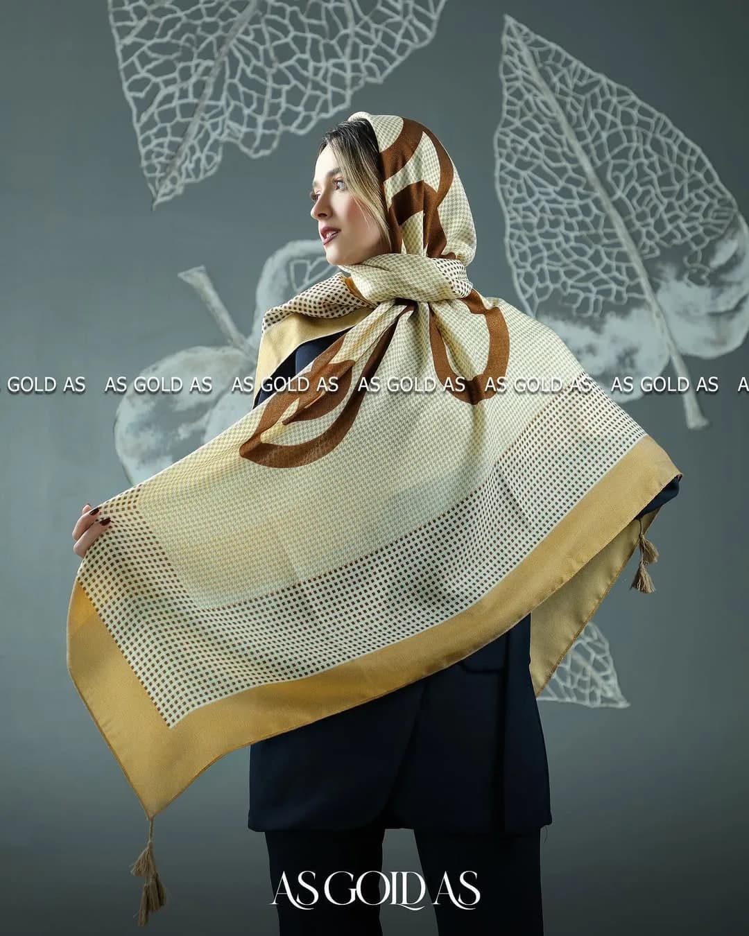 شال روسری سایز ۱۴۰ آسگلداس، رنگ کرم، قهوه‌ای و طلایی، طرح هندسی، قواره بزرگ، توپی