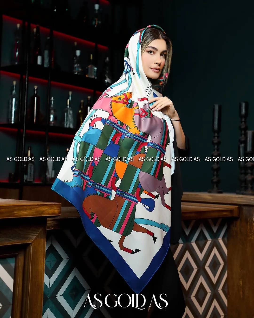 روسری ترک سایز ۱۴۰ کد ۱۰۰۶۲ آسگلداس، رنگ سفید، آبی و نارنجی، مربع