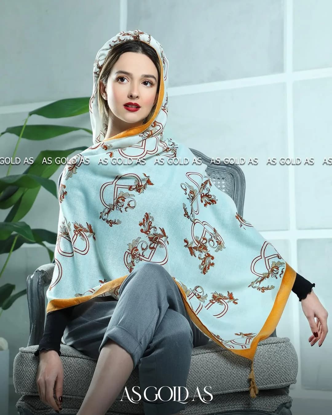 شال ترک نخی آسگلداس، رنگ آبی روشن، زرد و قهوه‌ای، مستطیلی، با منگوله