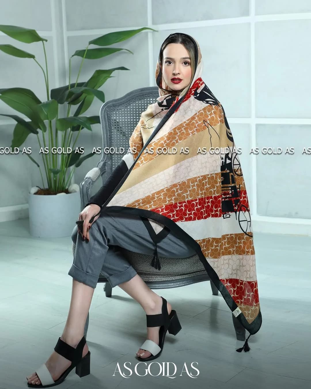 شال ترک نخی آسگلداس، رنگ قهوه‌ای، قرمز و سفید، مستطیلی، با منگوله