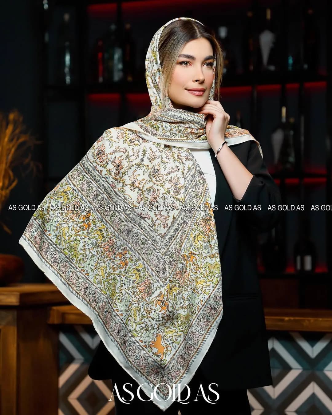 روسری ترک سایز ۱۴۰ کد ۱۰۰۶۲ آسگلداس، رنگ کرم، سبز و نارنجی، جنس ساتن، مربع