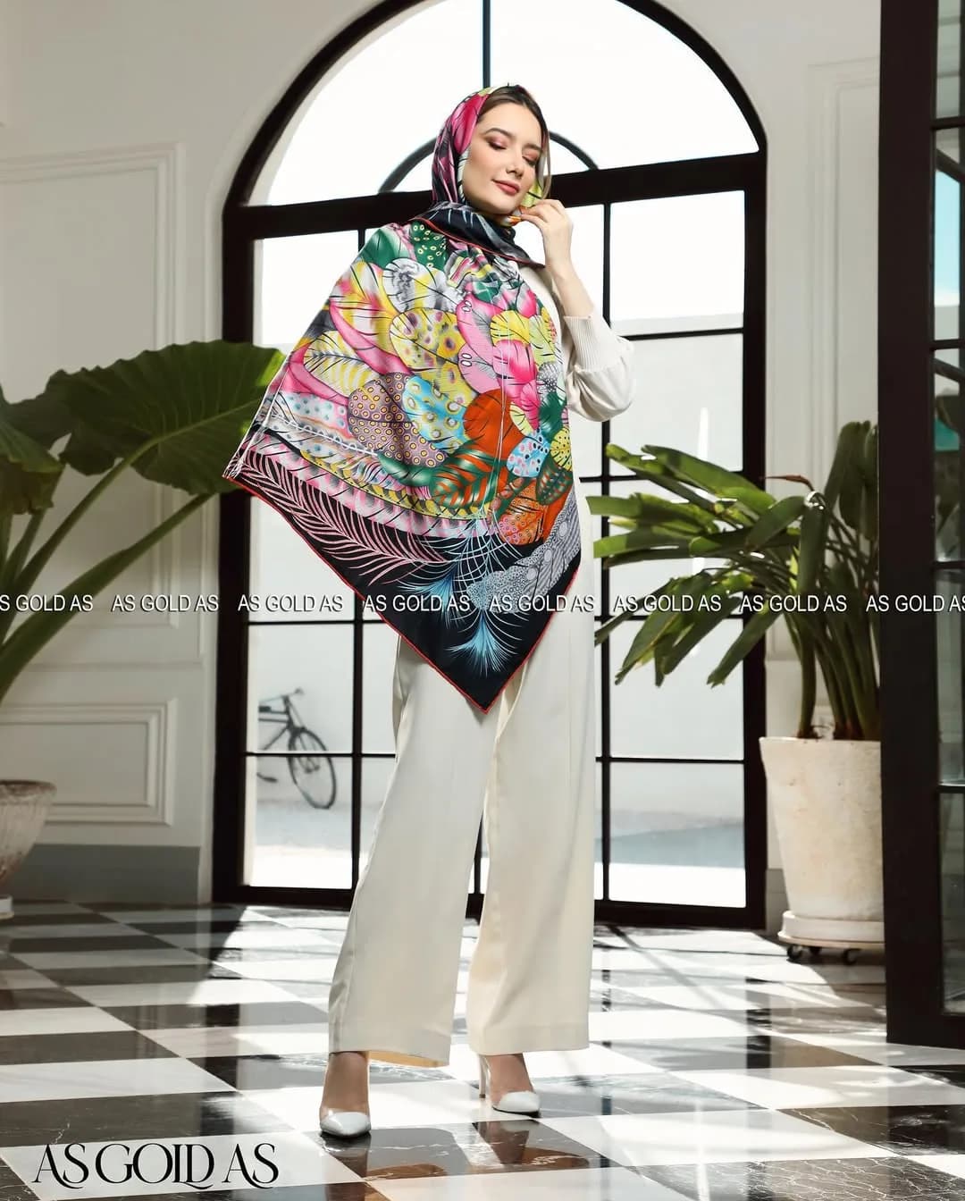 روسری ترک سایز ۱۴۰ کد ۱۰۰۶۲ آسگلداس، رنگ رنگارنگ و مشکی، جنس ساتن، مربع