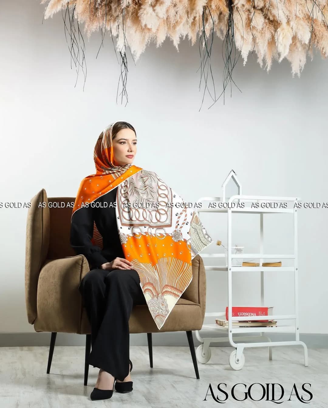 روسری ترک سایز ۱۴۰ کد ۱۰۰۶۲ آسگلداس، رنگ نارنجی، سفید و قهوه‌ای، مربع، بزرگ