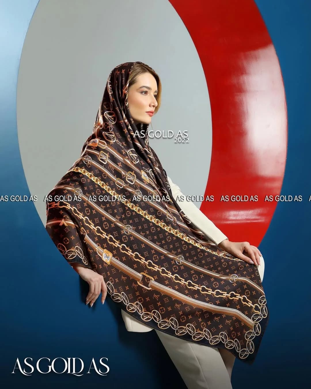 شال حریر ترک سایز ۱۴۰ کد ۳۰۴۸ — رنگ قهوهای — نمای رویتن — طرح زنجیر