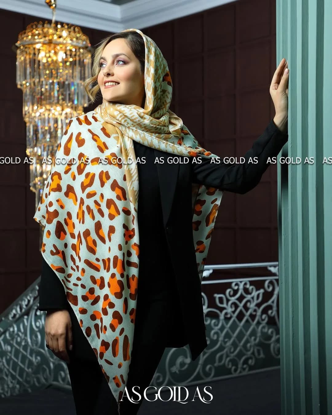 روسری ترک سایز ۱۴۰ آسگلداس، رنگ کرم، نارنجی و قهوه‌ای، طرح پلنگی، مربع، بزرگ