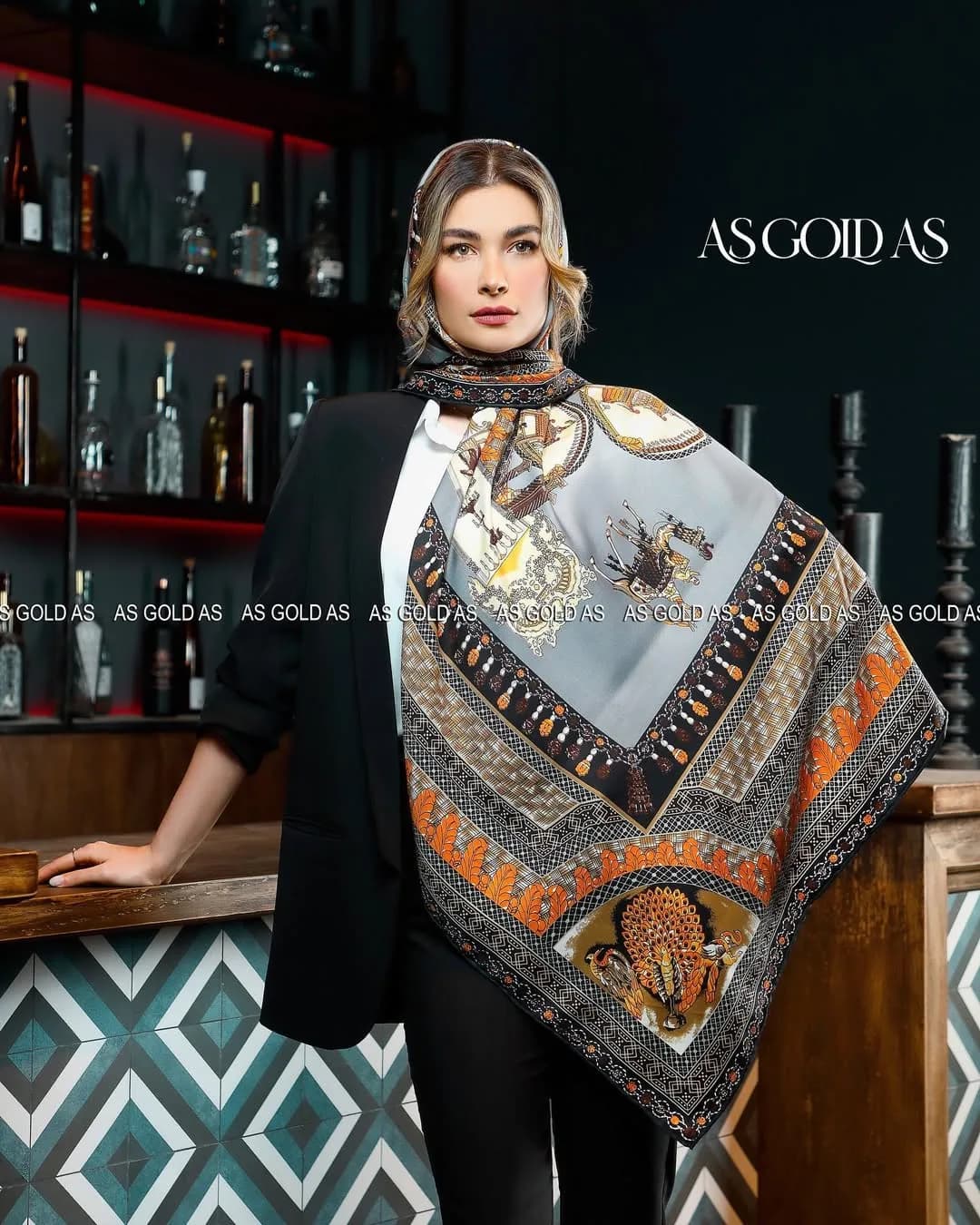 روسری ترک سایز ۱۴۰ کد ۱۰۰۶۲ آسگلداس، رنگ خاکستری، نارنجی و قهوه‌ای، مربع، بزرگ