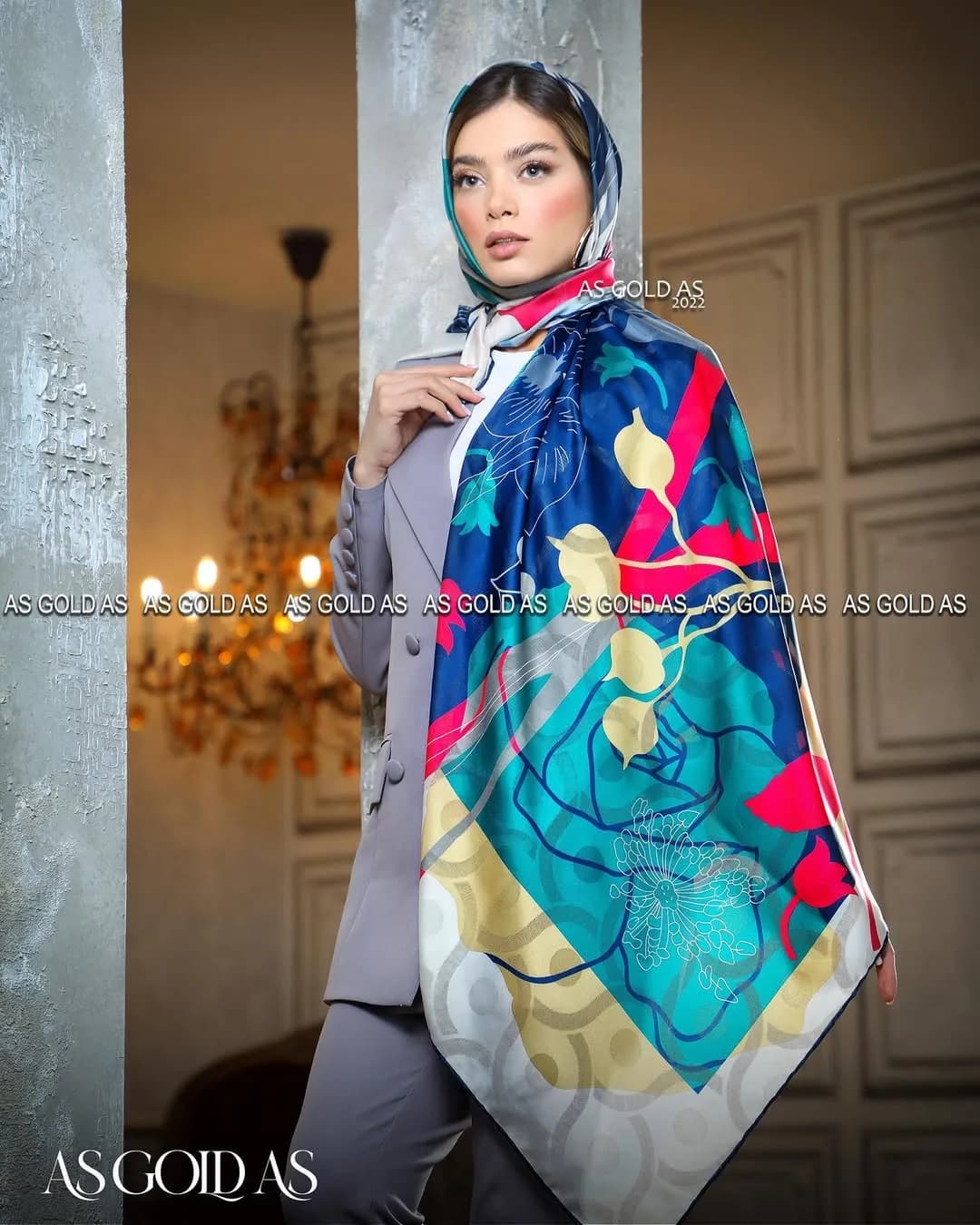 روسری سایز ۱۴۰ کد ۱۰۹۲ آسگلداس، رنگ سرمه‌ای، فیروزه‌ای و صورتی، جنس ساتن، طرح گلدار، مربع، بزرگ