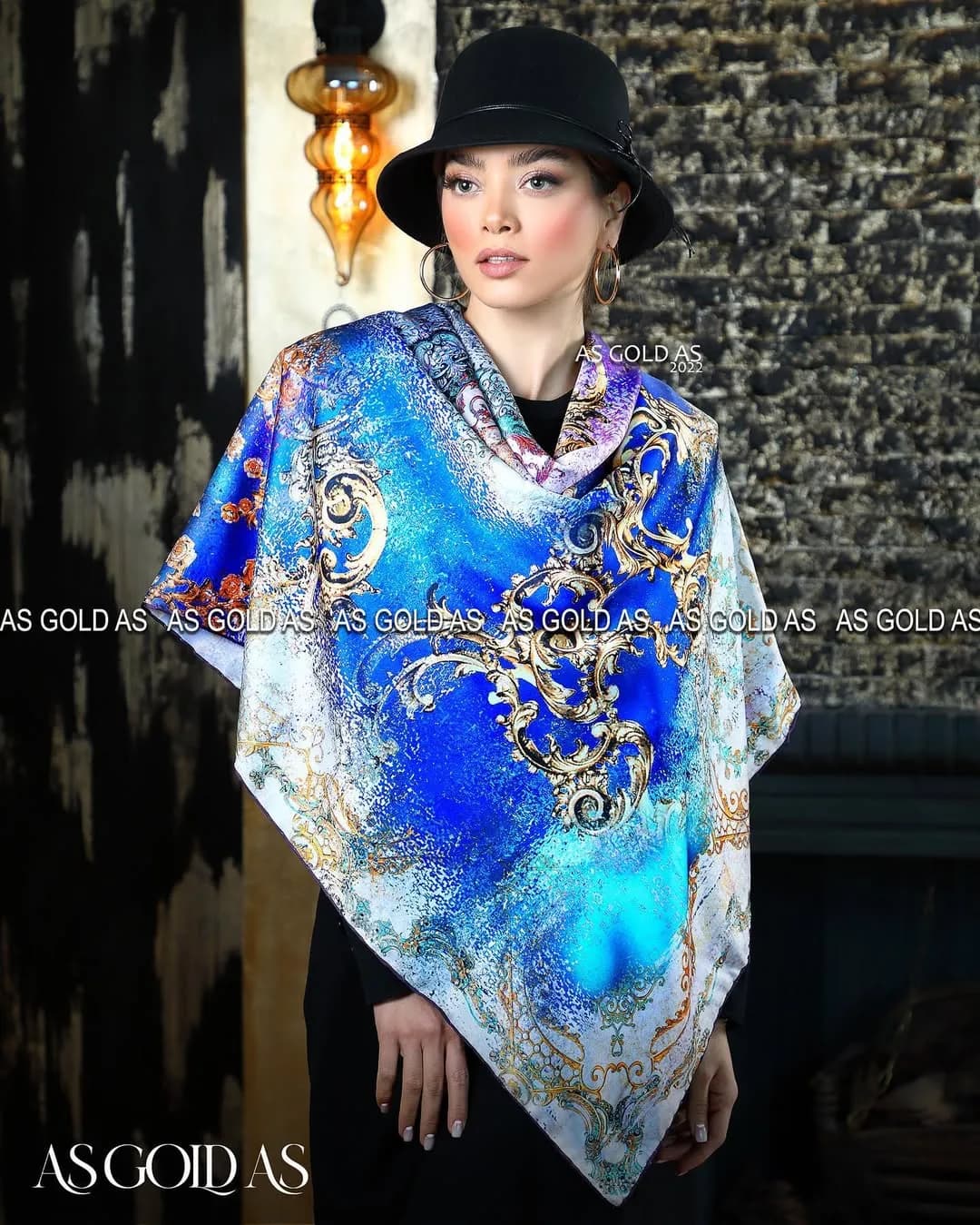 روسری ترک سایز ۱۱۰ کد ۸۶۷ آسگلداس، رنگ آبی، طلایی و سفید، مربع