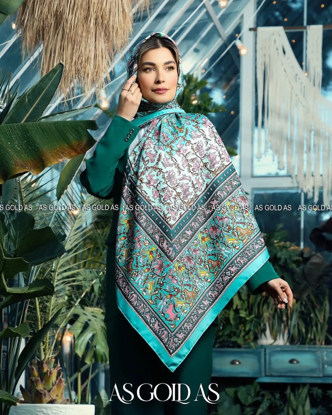 روسری ترک سایز ۱۴۰ کد ۱۰۰۶۲ آسگلداس، رنگ سبز، آبی و بنفش، جنس ساتن، طرح گلدار، مربع، بزرگ