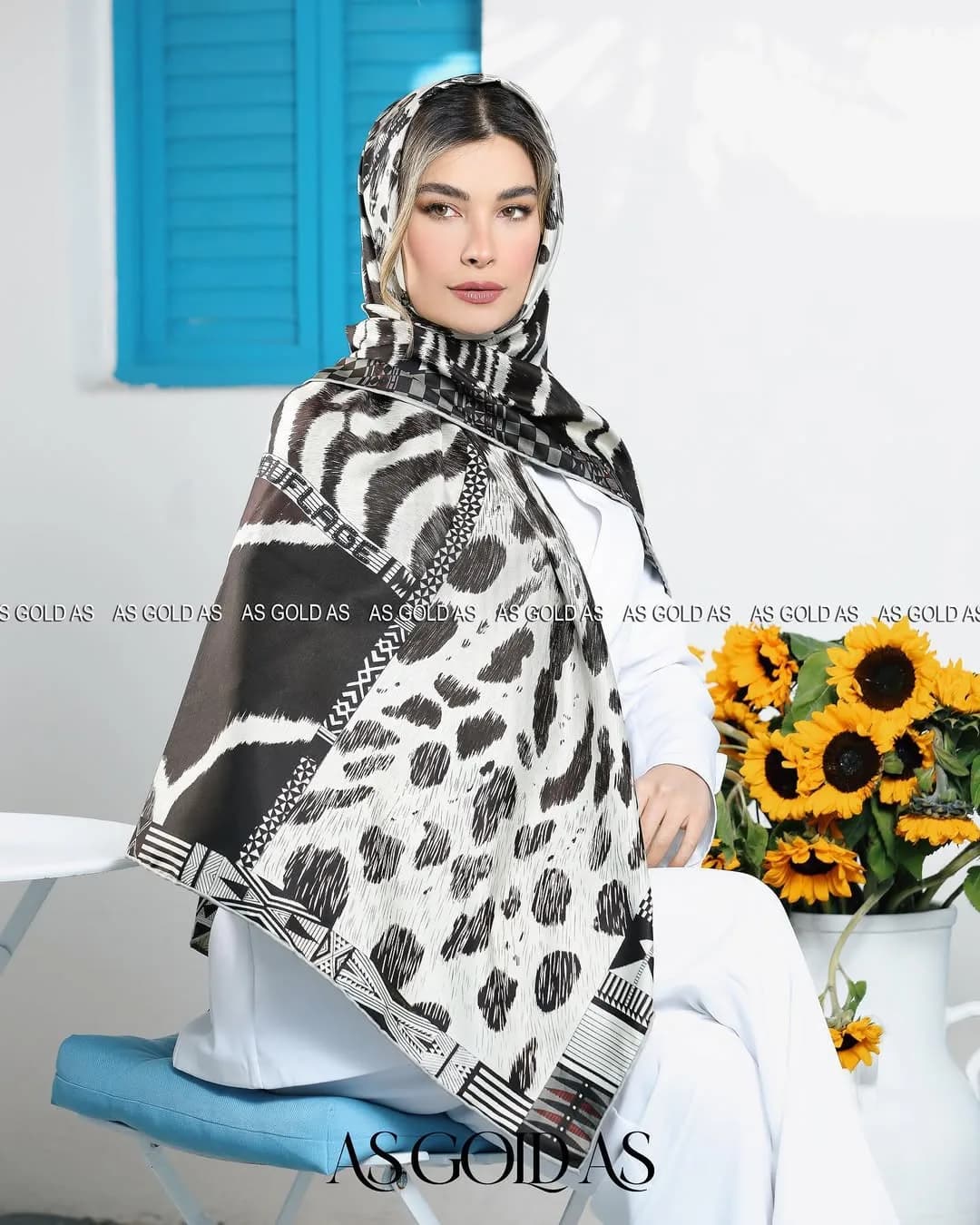 روسری ترک سایز ۱۴۰ کد ۱۰۰۶۲ آسگلداس، رنگ سفید و مشکی، طرح پلنگی، مربع