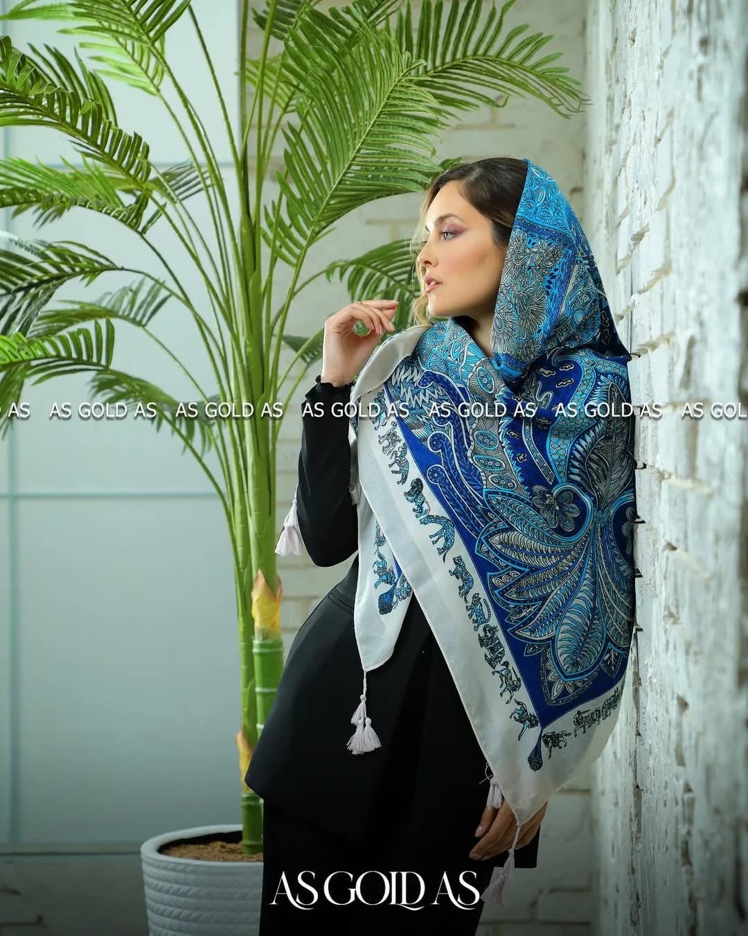 شال ترک سایز ۱۴۰ آسگلداس، رنگ آبی و سفید، طرح گلدار، مربع، با منگوله