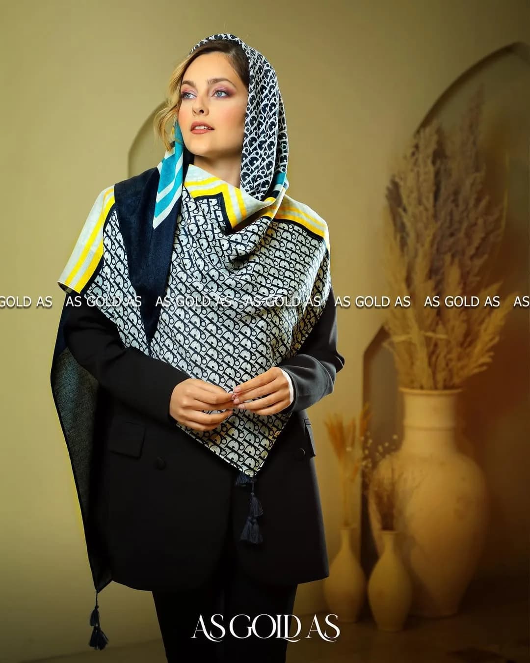 شال ترک سایز ۱۴۰ آسگلداس، رنگ سرمه‌ای، سفید و زرد، مربع، با منگوله