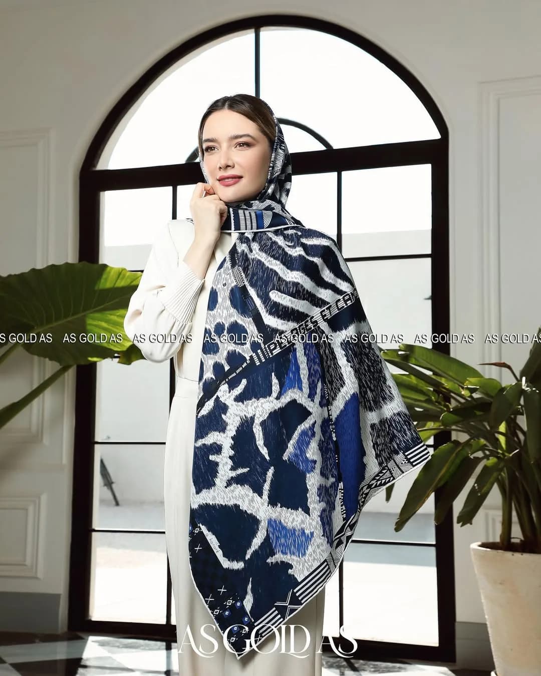 روسری ترک سایز ۱۴۰ کد ۱۰۰۶۲، رنگ سرمه‌ای، سفید و آبی، طرح پلنگی، مربع