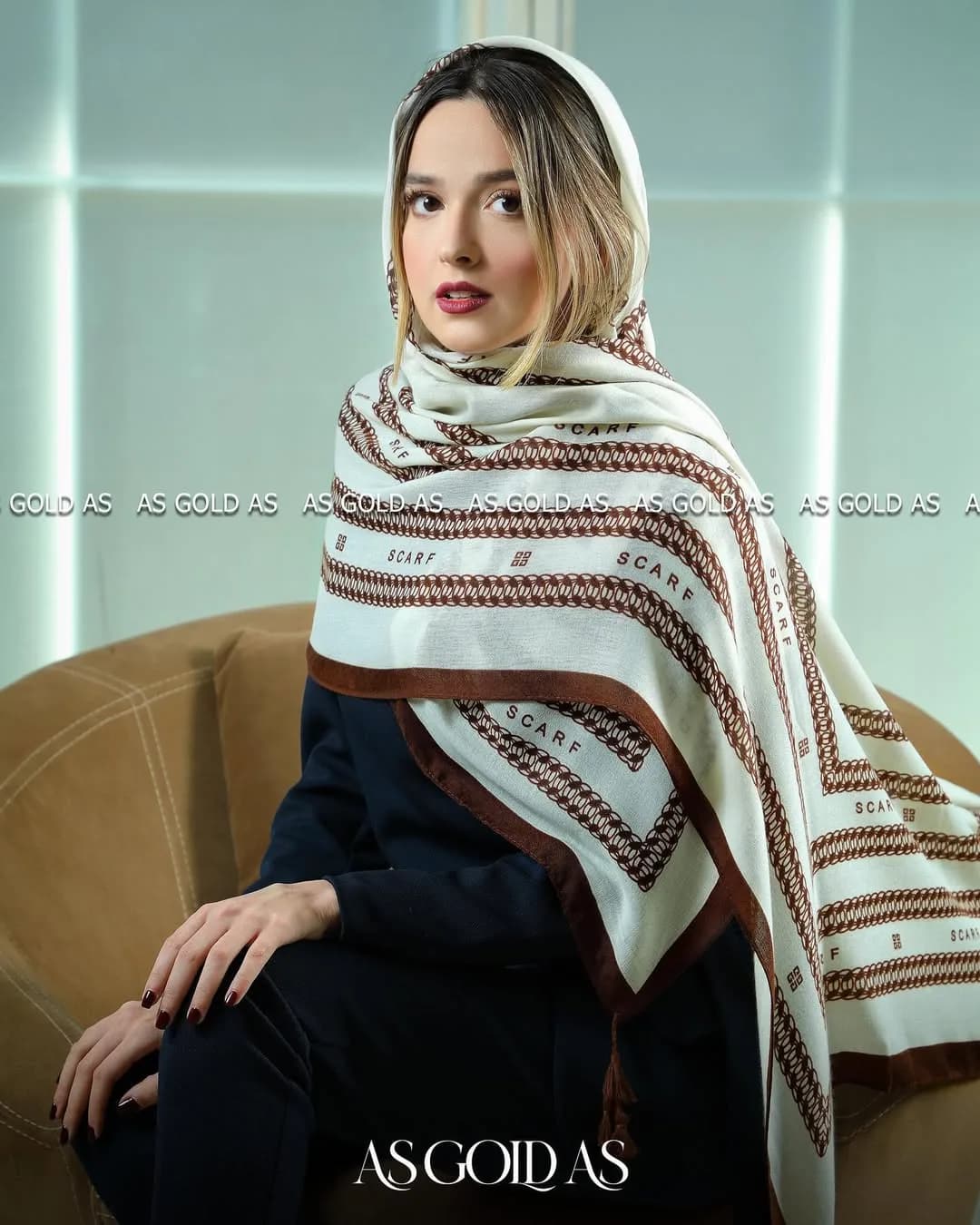 شال ترک — رنگ شیری — نمای روی‌تن — منگوله دار