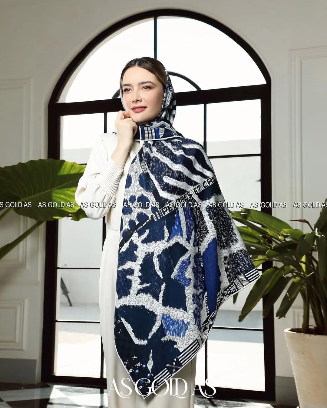 روسری سایز ۱۴۰ کد ۱۰۰۶۲ — رنگ آبی — نمای رویتن — طرح حیوانات