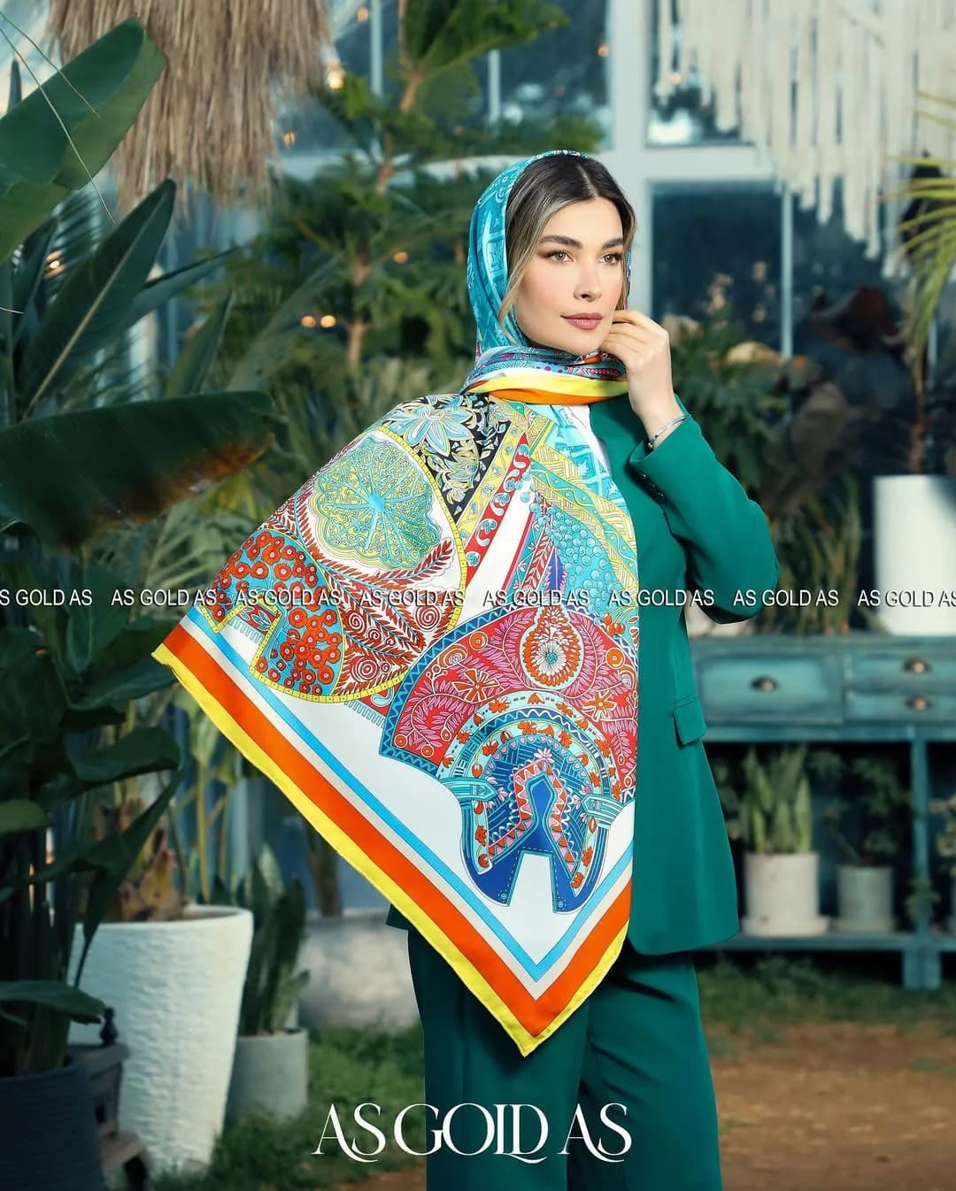روسری سایز ۱۴۰ کد ۱۰۰۶۲ — رنگ آبی — نمای رویتن — طرحدار