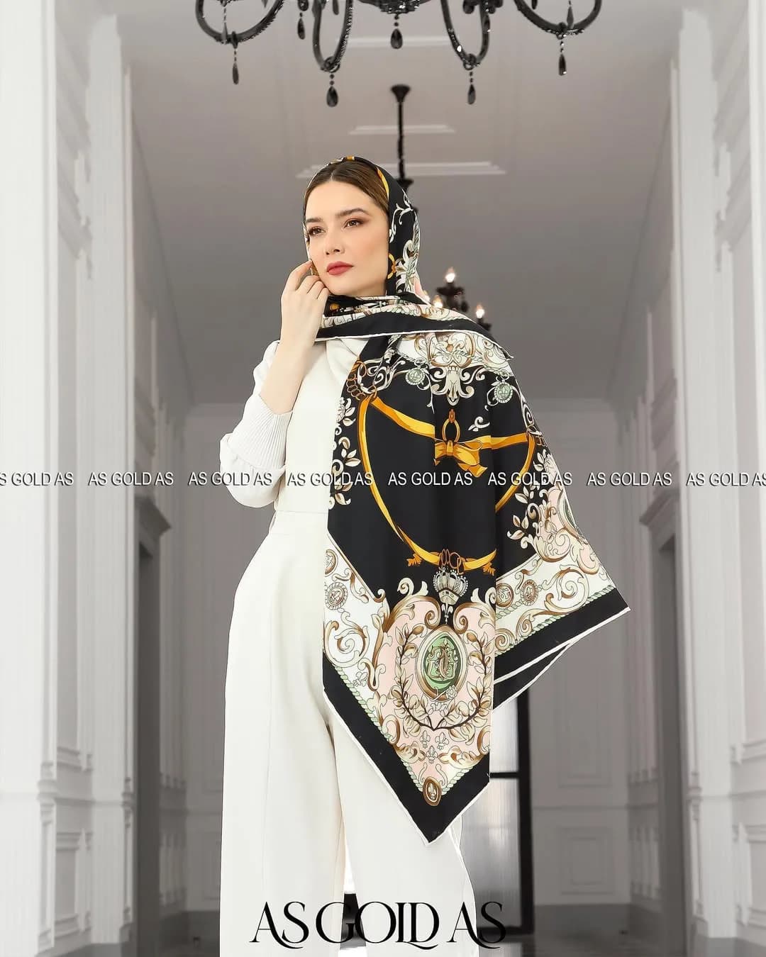 روسری سایز ۱۴۰ کد ۱۰۰۶۲، رنگ مشکی، سفید و طلایی، طرح هندسی، قواره‌بزرگ، مربع